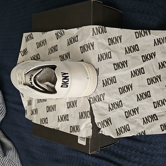 DKNY StreetSide Leather Sneakers.BRAND NEW IN ORIGINAL BOX,NEVER WORN. - Picture 3 of 8
